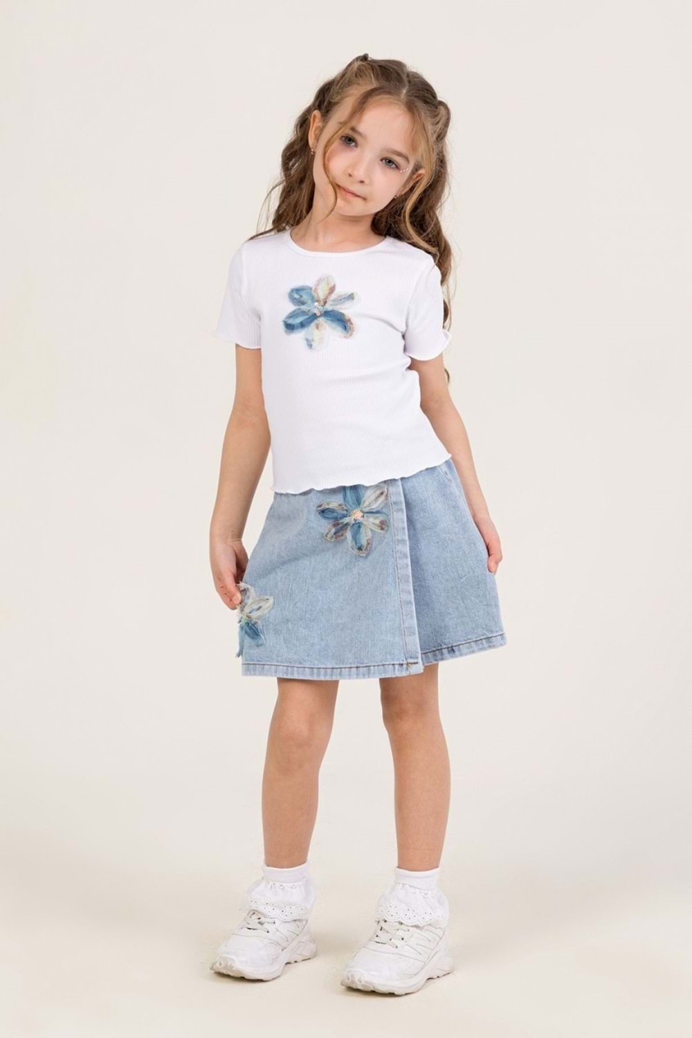 Çiçek Desenli Beyaz Crop Tişört ve Denim Etek Kız Çocuk Takım