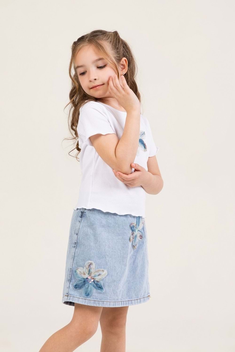 Çiçek Desenli Beyaz Crop Tişört ve Denim Etek Kız Çocuk Takım