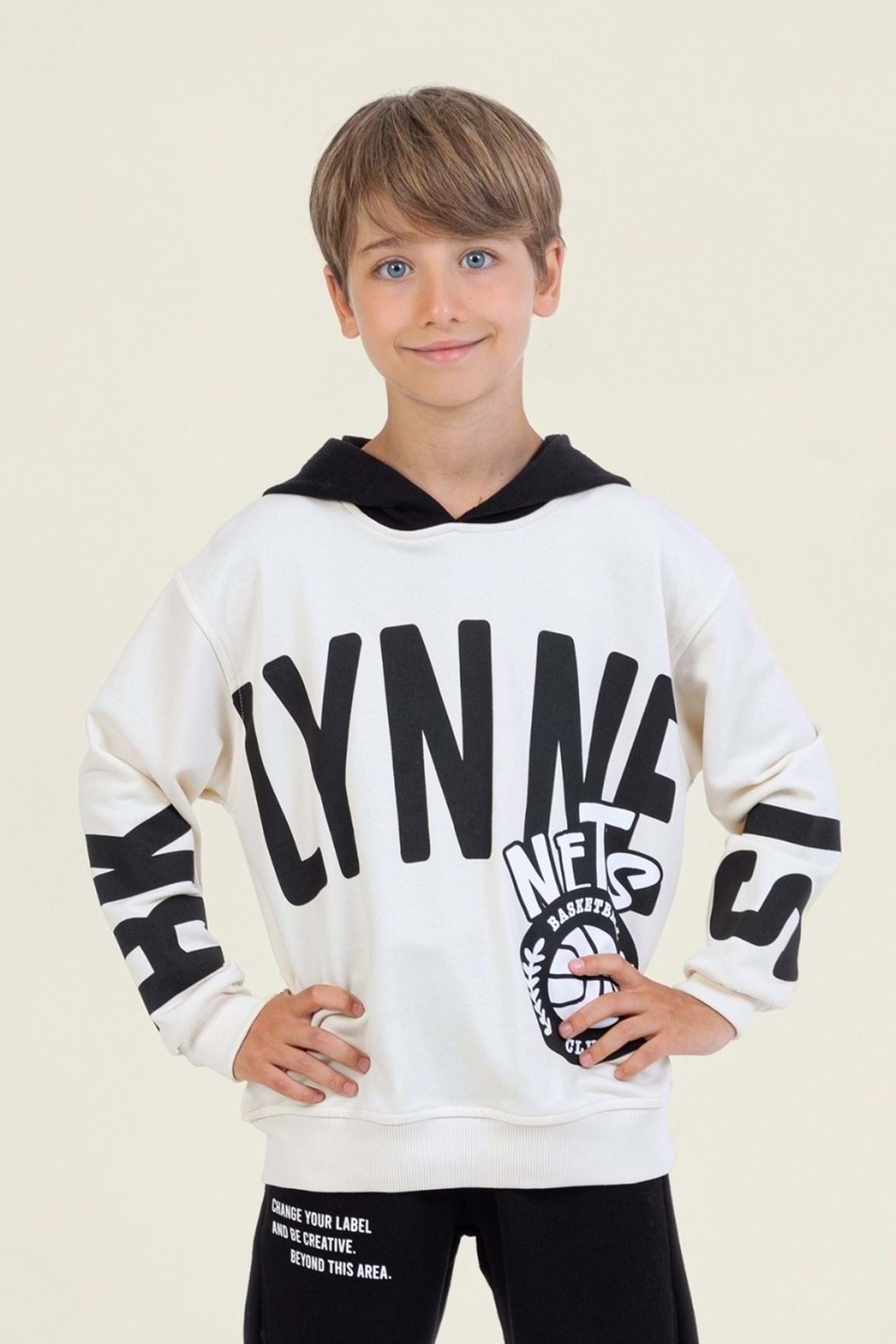Erkek Çocuk Kapüşonlu Sweatshirt – Siyah Baskılı, Rahat Kesim