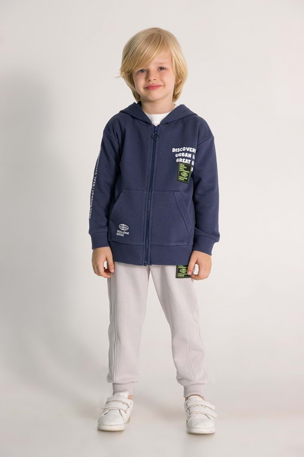 Erkek Çocuk Fermuarlı Kapüşonlu Eşofman Takımı – Baskılı Sweatshirt ve Jogger Alt