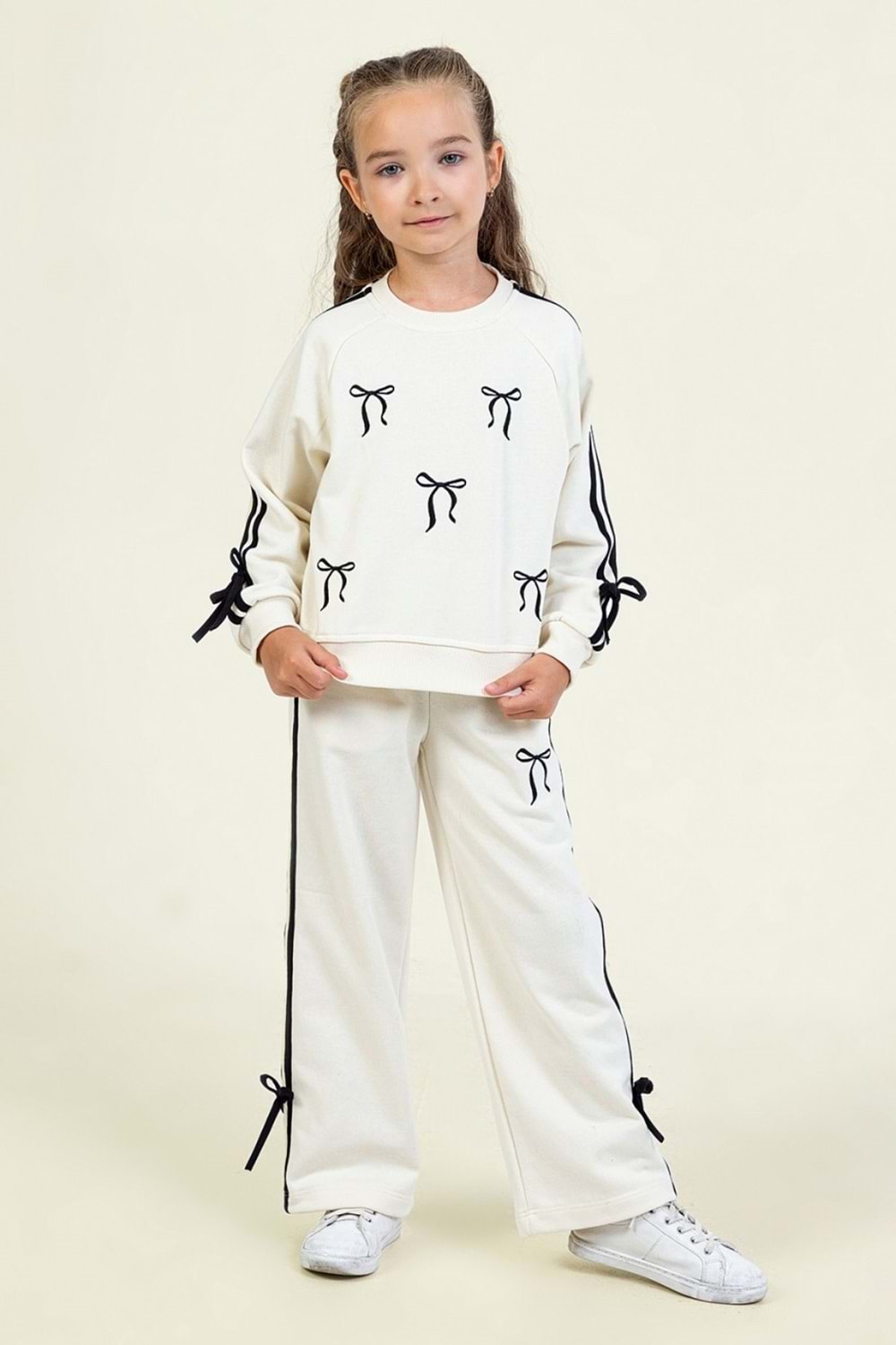 Kız Çocuk Fiyonk Desenli Beyaz Sweatshirt & Eşofman Altı Takımı