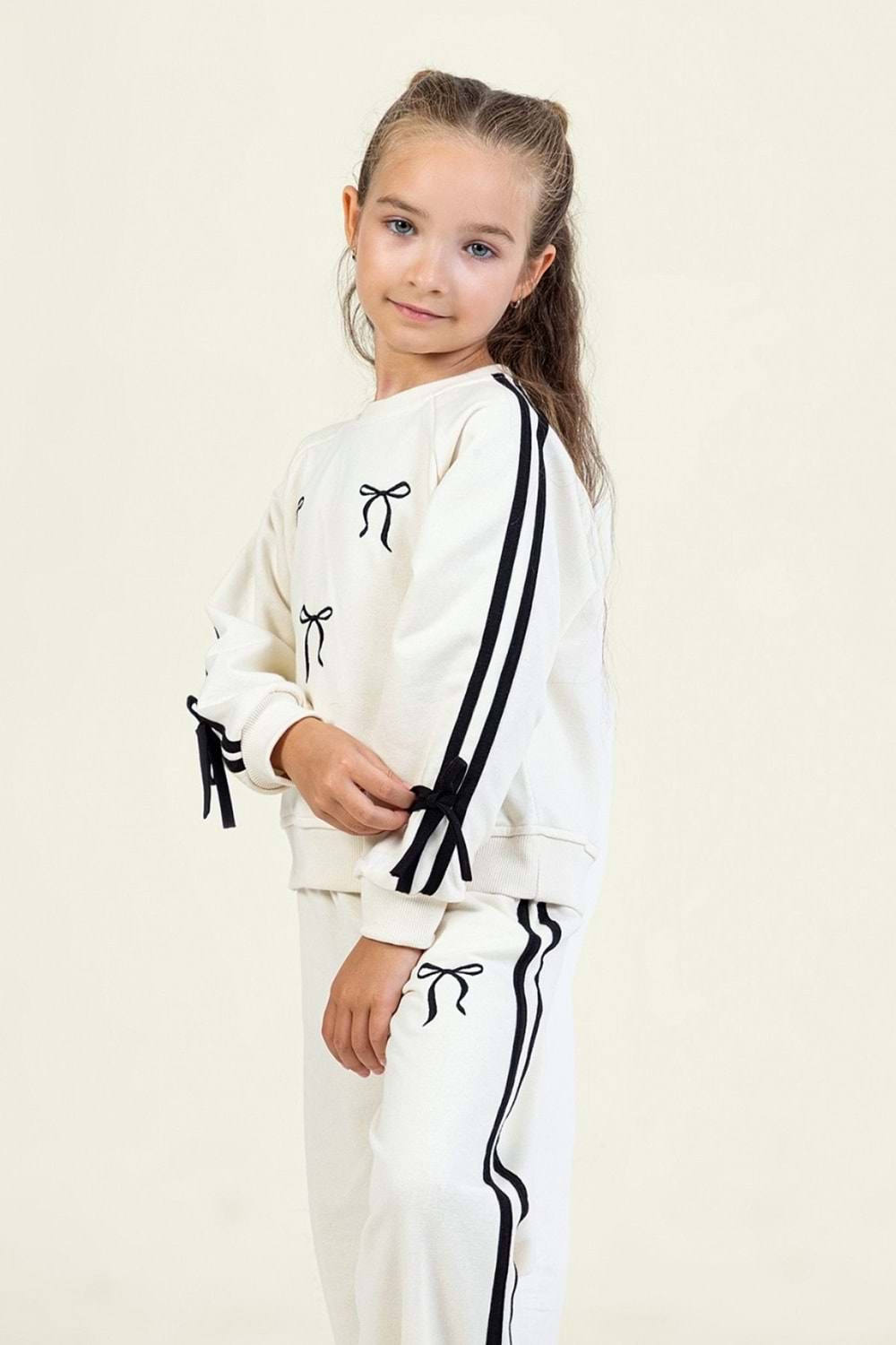 Kız Çocuk Fiyonk Desenli Beyaz Sweatshirt & Eşofman Altı Takımı