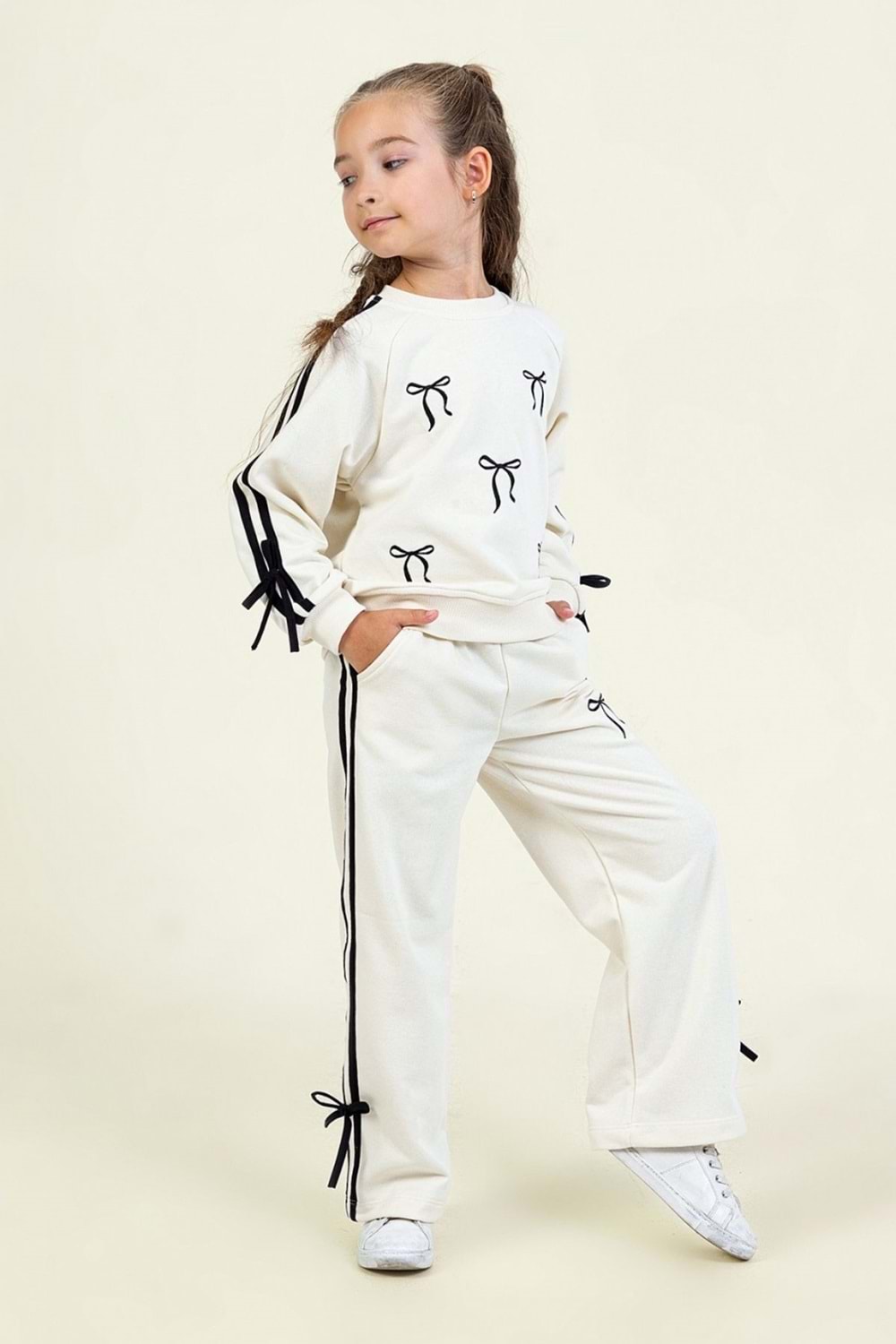 Kız Çocuk Fiyonk Desenli Beyaz Sweatshirt & Eşofman Altı Takımı