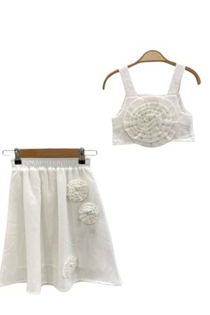 Kabartmalı Çiçek Detaylı Beyaz Askılı Crop Top ve Etek Kız Çocuk Takım - Ekru