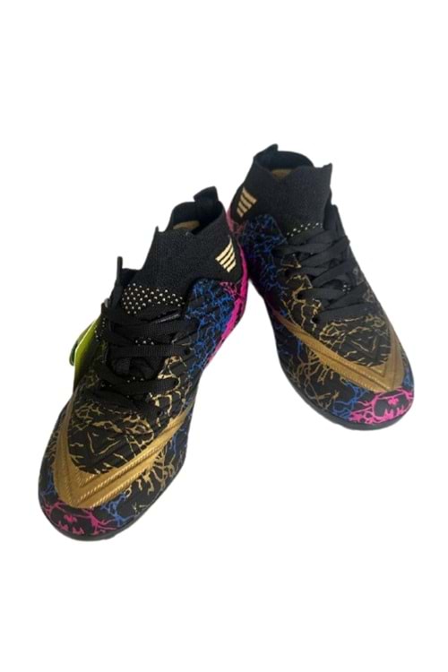 ltın Detaylı Siyah Halı Saha Ayakkabısı Performans ve Stil